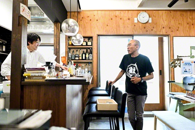 自ら立ち上げた「飯能チェスクラブ」の会場となるカフェで。「協力してくれる皆さまに、感謝は尽きないです」と峯岸さん㊨
