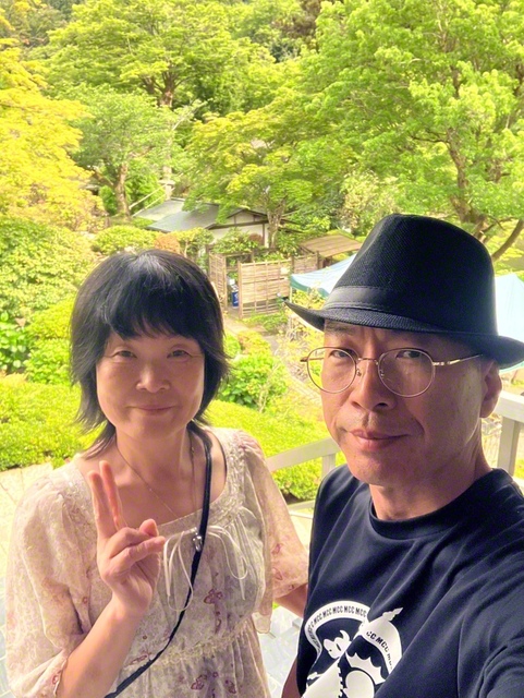 妻・由美子さん㊧と