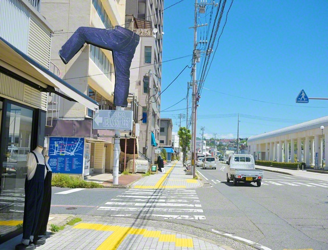 岡山県倉敷市にある「児島ジーンズストリート」。国内で最初にジーンズ生産を手がけたことで有名