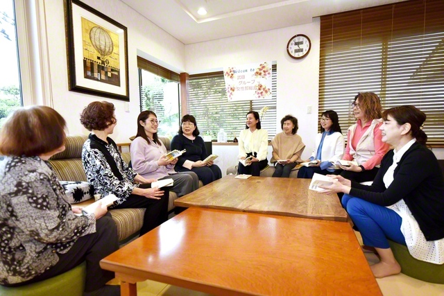 宮城・青葉総区の武田グループの総会には、飯尾総宮城女性部長が参加。心を開いたありのままの語らいに笑顔の花が咲いた（22日、仙台市内で）