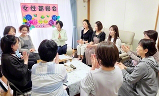 山岡女性部書記長が参加した神奈川・厚木県の岡村グループの集い。仕事や子育ての中でも継続して励ましの集いを開いている（24日、厚木市内で）