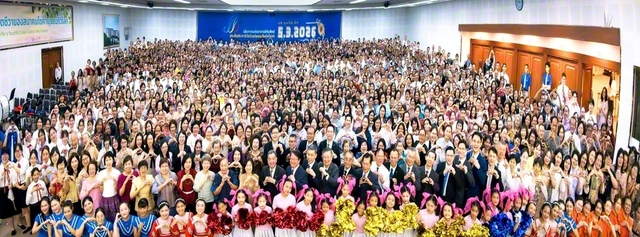 「5・3」から「11・18」へ出発！――広布の誓願に生き抜くタイの友が記念のカメラに。集いでは婦人部合唱団の歌声や鼓笛隊の演奏が花を添えた（タイ本部で）