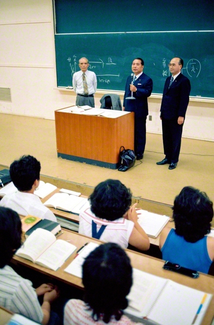 1976年8月18日、通信教育部の第1回夏期スクーリングの授業を参観し、通教生に励ましを送る池田先生（創価大学で）