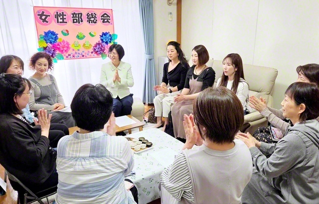 山岡女性部書記長が参加した神奈川・厚木県の岡村グループの集い。仕事や子育ての中でも継続して励ましの集いを開いている（24日、厚木市内で）