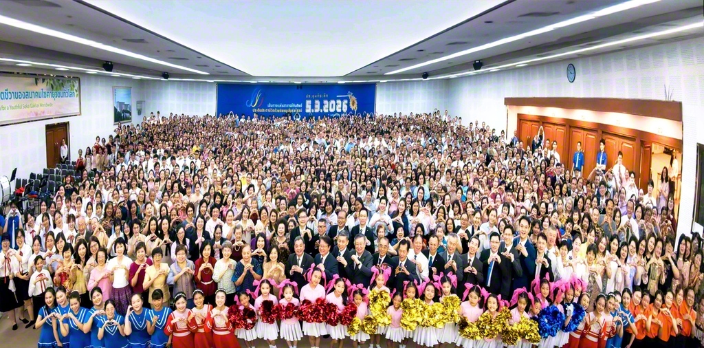 「5・3」から「11・18」へ出発！――広布の誓願に生き抜くタイの友が記念のカメラに。集いでは婦人部合唱団の歌声や鼓笛隊の演奏が花を添えた（タイ本部で）