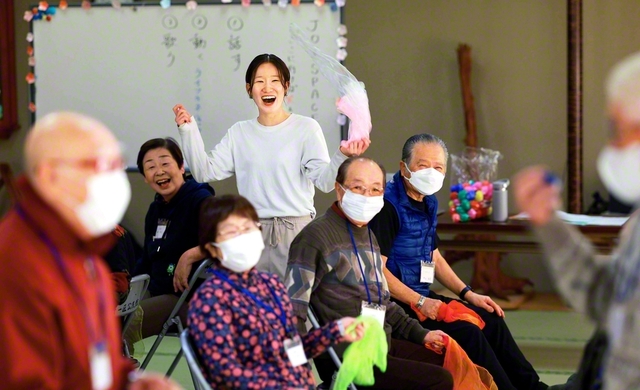 ライフキネティックの講座中。間違えてもオールOK！　山本さん（中央）が「ナイス失敗！」と参加者に明るく声をかける