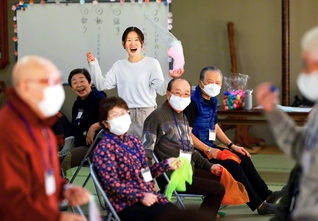 ライフキネティックの講座中。間違えてもオールOK！　山本さん（中央）が「ナイス失敗！」と参加者に明るく声をかける