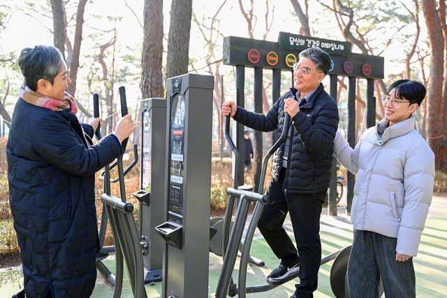互いに支え合い、病苦を乗り越えた家族と共に。左から母・金寧允さん、父・金暎洛さん、金建佑さん
