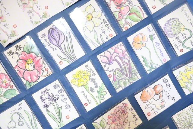 色鮮やかな長谷川さんの絵手紙。面識のない読者が「長谷川さんの絵手紙が一番に目に入る」と書いてくれたことも