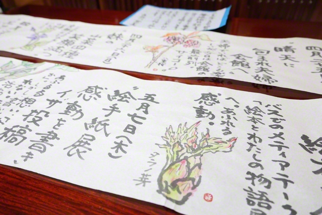 日々の“良かったこと”や“幸せなこと”を絵手紙で書く「絵手紙日記」。1本18メートルの巻紙に書き続けて、現在130本目となる