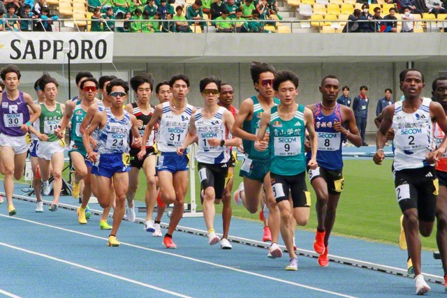 5000メートルで粘りの走りを見せる小池選手（中央右）と村上選手（同左）