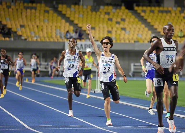 男子2部1万メートルで、日本人トップの4位に入りガッツポーズをする小池選手（中央右）と、5位のムチーニ選手（同左）