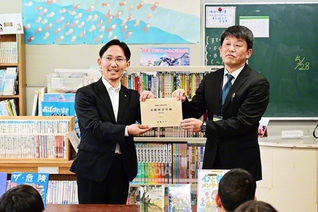 宮城・川崎町立川崎小学校で行われた贈呈式。児童からは「大切に読んでいきます」との声が寄せられた