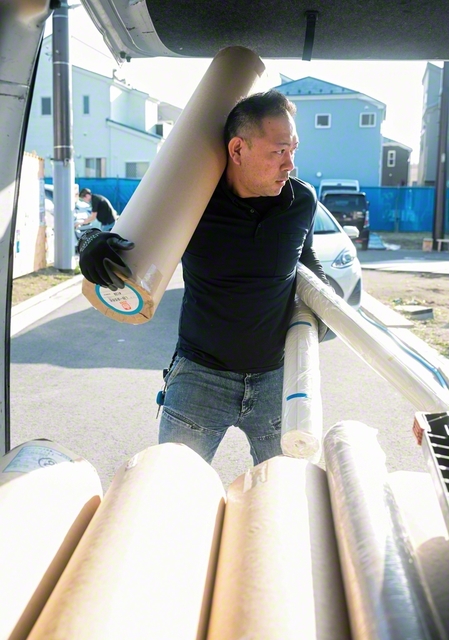 建築資材を現場に届ける南雲さん
