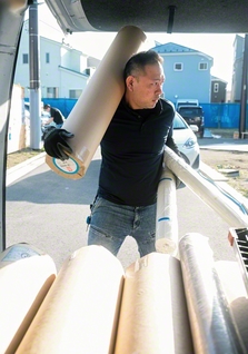 建築資材を現場に届ける南雲さん