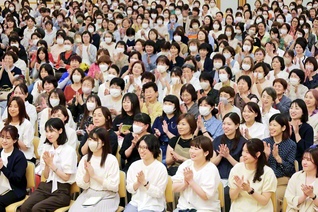 岡山文化会館で行われた女性部の大会。西坂美貴子さん、井堀広子さんが対話拡大に挑んだ様子を発表した