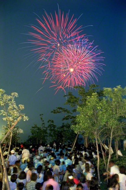 1987年7月26日、池田先生が「府中郷土の森・納涼の夕べ」に出席。花火の演出が彩りを添える。先生は「壮大な　府中の空に　広宣の　功徳の大輪　仰ぐ嬉しさ」など3首の和歌を友に贈った