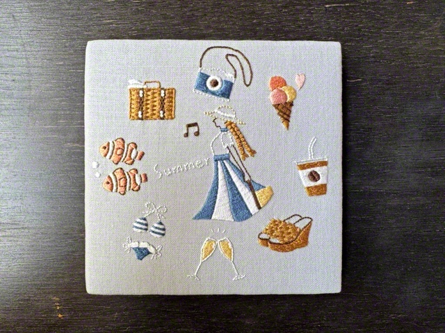 夏のワンポイント刺しゅうを組み合わせたパネル作品。大きな図案はまだハードルの高い方も、一つずつなら気軽に刺せる