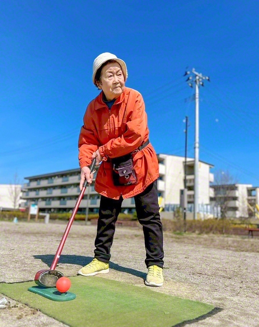 「今日もホールインワンを祈ってきたよ」と山岸さん。南三陸の空に、力強い打音が響く（先月）