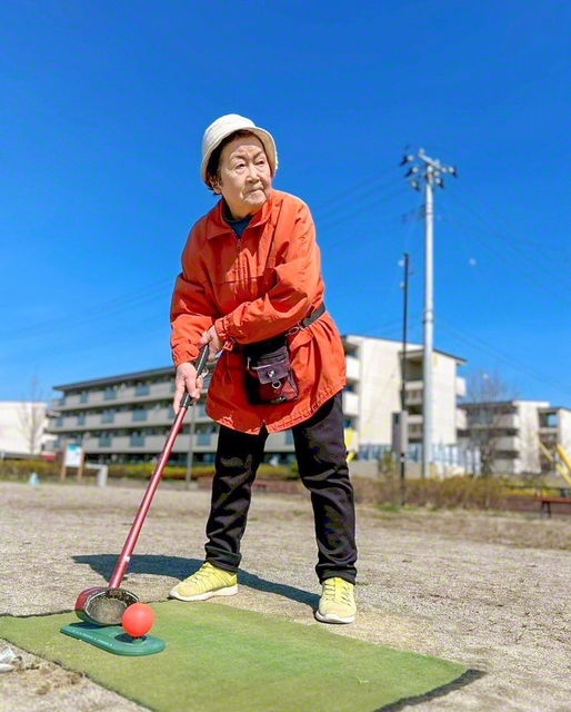 「今日もホールインワンを祈ってきたよ」と山岸さん。南三陸の空に、力強い打音が響く（先月）