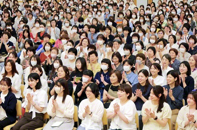 岡山文化会館で行われた女性部の大会。西坂美貴子さん、井堀広子さんが対話拡大に挑んだ様子を発表した