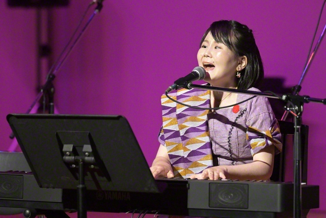 国内外で活躍する全盲のシンガーソングライター・佐藤ひらりさんも出演。自身のオリジナル曲などを歌い上げた