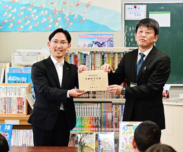 宮城・川崎町立川崎小学校で行われた贈呈式。児童からは「大切に読んでいきます」との声が寄せられた