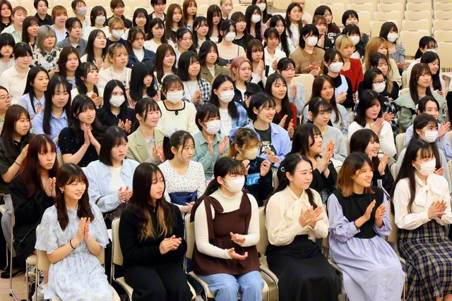 女子学生部は「信行学」の実践の中で師弟の精神を深めゆく（4月19日、東京・新宿区の金舞会館で）