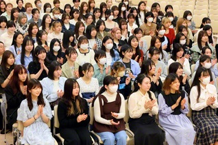 女子学生部は「信行学」の実践の中で師弟の精神を深めゆく（4月19日、東京・新宿区の金舞会館で）
