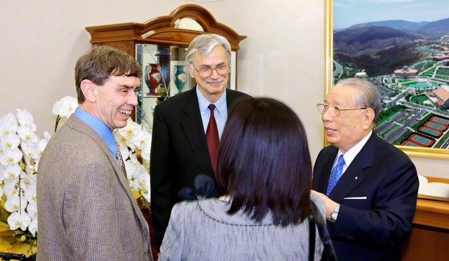 米ジョン・デューイ協会のラリー・ヒックマン博士（中央）、ジム・ガリソン博士（左端）と、教育の未来などを巡り語り合う（2008年8月、長野研修道場で）