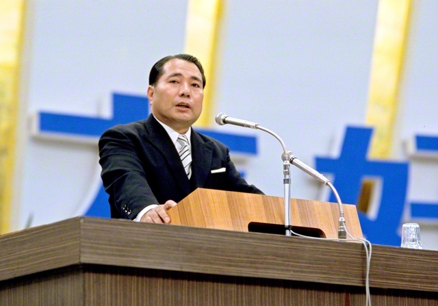 1971年11月、東京・千代田区の日本武道館で行われた第34回本部総会。池田先生は1時間23分に及んだ講演の結びで、“いかなる事態に直面しても、強固な信仰と確信で、社会で燦然と輝く存在であってほしい”と呼びかけた