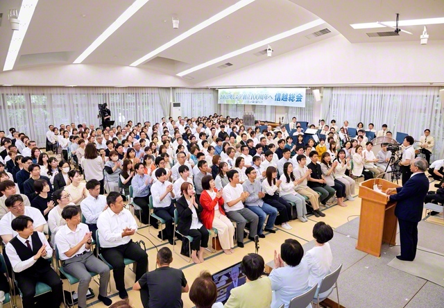 さあ出発しよう！　創立100周年へ――師弟の誓いみなぎる信越総会。池田先生が世界の同志と出会いを刻んだ天地から、広宣勝利への大行進を約し合った（長野研修道場で）