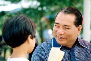 長野研修道場に集った未来部メンバーに温かな笑顔を向ける池田先生。師は、“未来からの使者”である友に一期一会の励ましを送り続けてきた（1979年8月）