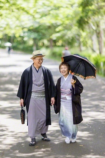 幸子さん㊨は自信満々に「自分にはもったいないくらいの夫」と。夫・勝雄さんは妻を語る時、「歩く姿も何もかも、僕にとってはかわいくて仕方ないんです」と誇らしげに