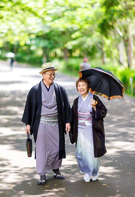幸子さん㊨は自信満々に「自分にはもったいないくらいの夫」と。夫・勝雄さんは妻を語る時、「歩く姿も何もかも、僕にとってはかわいくて仕方ないんです」と誇らしげに