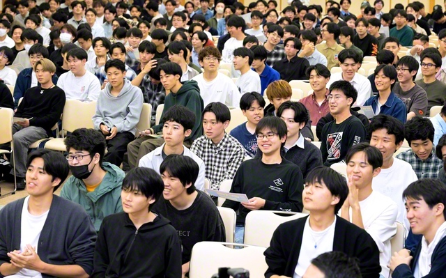 地涌の使命に燃える男子学生部の友（5月23日、東京・新宿区の金舞会館で）