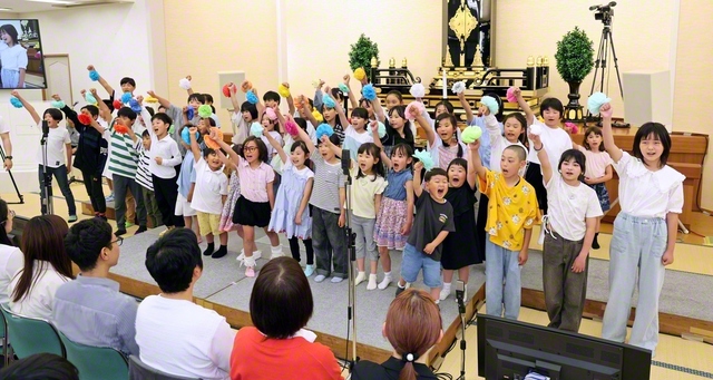 少年少女部歌「Be　Brave！　獅子の心で」を歌う未来っ子たち。会場は笑顔と拍手に包まれた（長野研修道場で）