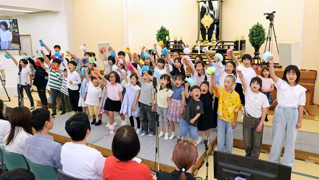 少年少女部歌「Be　Brave！　獅子の心で」を歌う未来っ子たち。会場は笑顔と拍手に包まれた