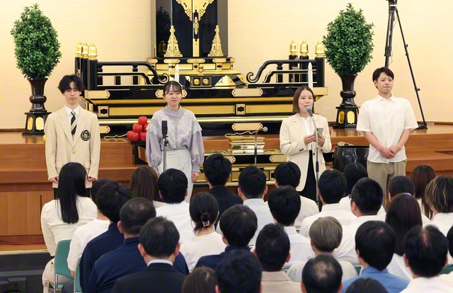 青年世代の代表4人が確信あふれる声で、信心根本に挑戦する模様を報告した。左から、村上和也さん、髙橋秀美さん、片貝昭子さん、保科政雄さん