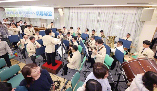 信越音楽隊が、方面歌「美しき信越」や世界青年部歌「Eternal　Journey　with　Sensei！～永遠の師弟旅～」を力強く演奏した
