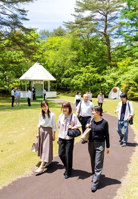 総会に向けて、自身の目標に挑み抜いてきた信越の友。かつて池田先生が訪れた、あずまやの「優勝亭」や「富士鼓笛隊の碑」を見学し、笑顔で語り合う