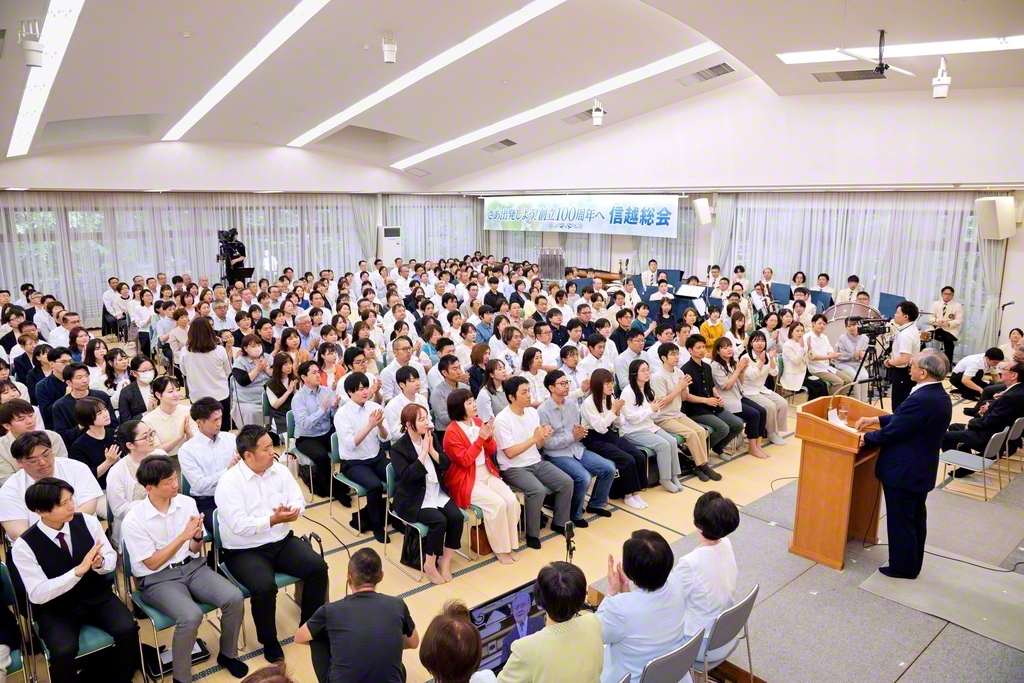 さあ出発しよう！　創立100周年へ――師弟の誓いみなぎる信越総会。池田先生が世界の同志と出会いを刻んだ天地から、広宣勝利への大行進を約し合った（長野研修道場で）