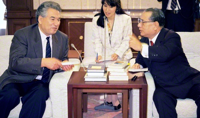 キルギス共和国の大文豪チンギス・アイトマートフ氏㊧と池田先生の初の語らい。10度の出会いで、深い友情が結ばれた（1988年10月、東京・信濃町で）