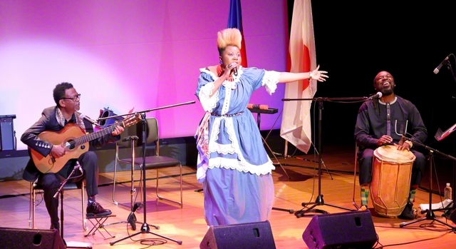 軽快なリズムに、素朴で温かいメロディーが重なる――ハイチ音楽の響きが会場を包んだ（都内で）