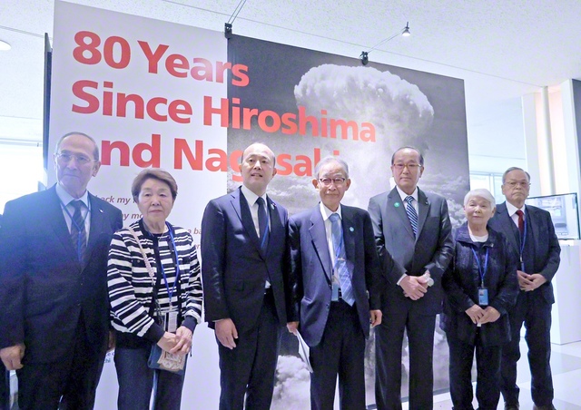 NPT再検討会議にあわせて国連本部のロビーで始まった日本被団協主催の原爆展。開幕式では、濱住治郎事務局長（中央）らが核兵器のない世界の実現を呼びかけた（4月27日）