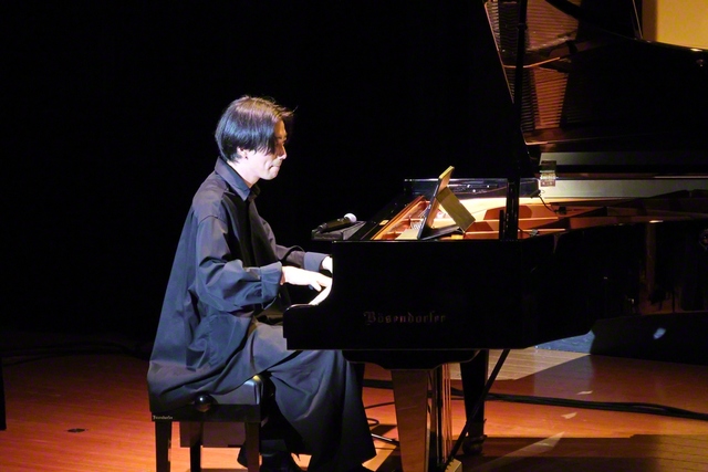 国内外で活躍するピアニストの曽根麻央氏が、ハイチの楽曲や自身のオリジナル曲を演奏。多彩な文化が息づくハイチ音楽の世界を、豊かな音色で表現した