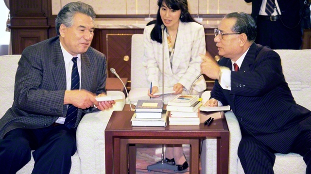 キルギス共和国の大文豪チンギス・アイトマートフ氏㊧と池田先生の初の語らい。10度の出会いで、深い友情が結ばれた（1988年10月、東京・信濃町で）