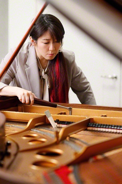 チューニングハンマーを手にピアノを調律する藤田さん。奏者に思いをはせながら、耳と指先の感覚を研ぎ澄ましている