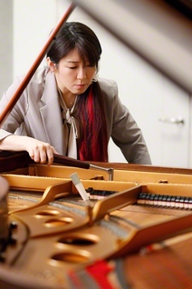 チューニングハンマーを手にピアノを調律する藤田さん。奏者に思いをはせながら、耳と指先の感覚を研ぎ澄ましている
