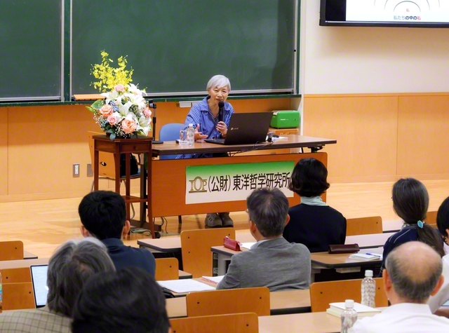 記念講演を行うJT生命誌研究館・名誉館長の中村桂子氏。「人間は自然の一部である」という視点から、生命尊厳の社会を構築する方途を提起した（5月30日、東京・八王子市の創価大学で）